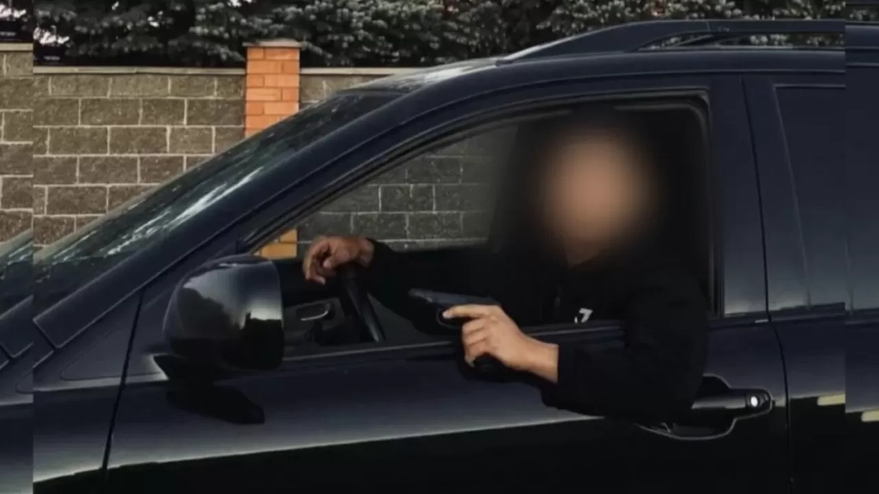 Ақтөбеде бір топ жасөспірім қару кезеніп түскен фотосын желіге жүктеген