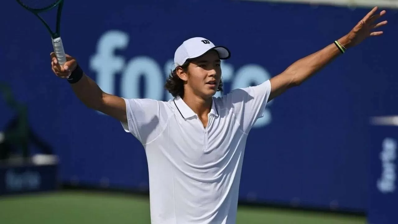 Омарханов вышел во второй раунд ивента ITF в Шымкенте