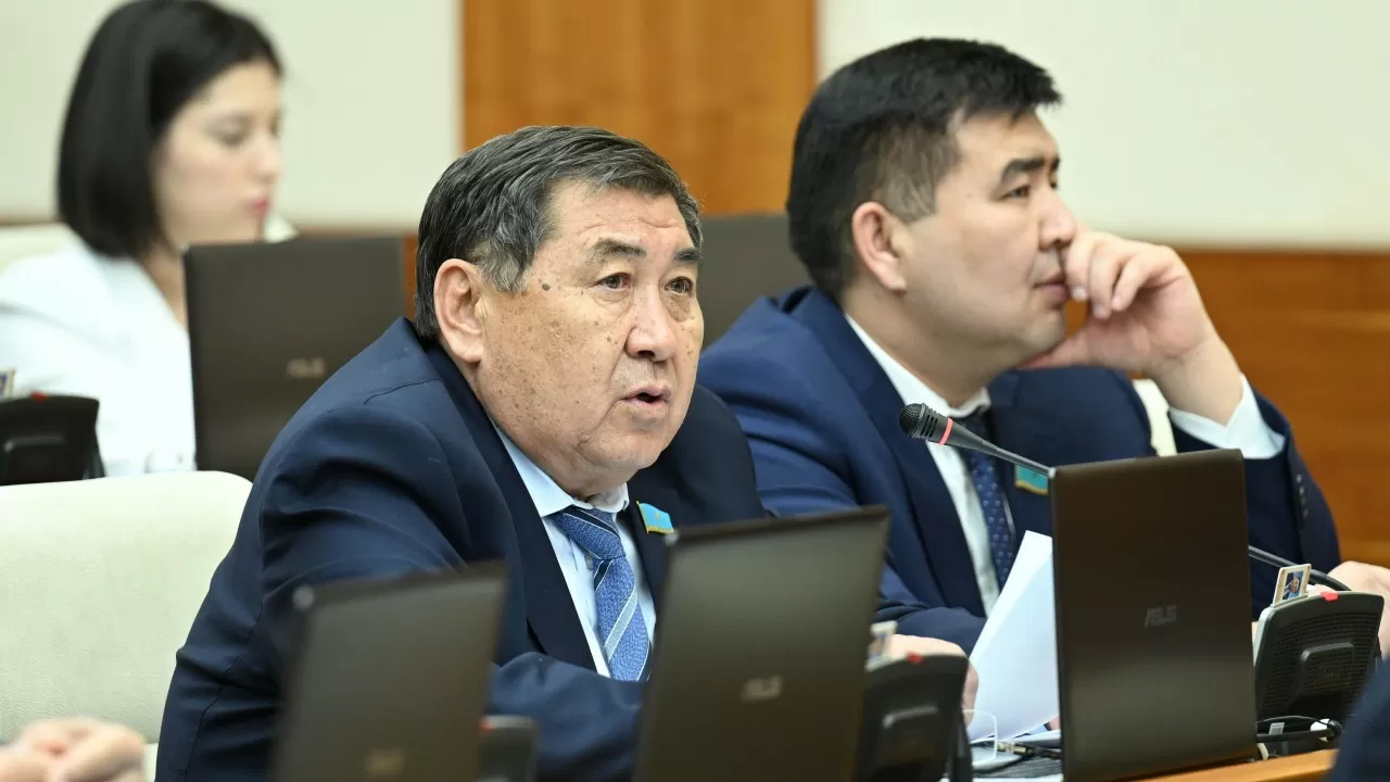 Депутат Атырауда туды қорлаған қыздар туралы: "Арандатушы топтың құрбаны болуы мүмкін"