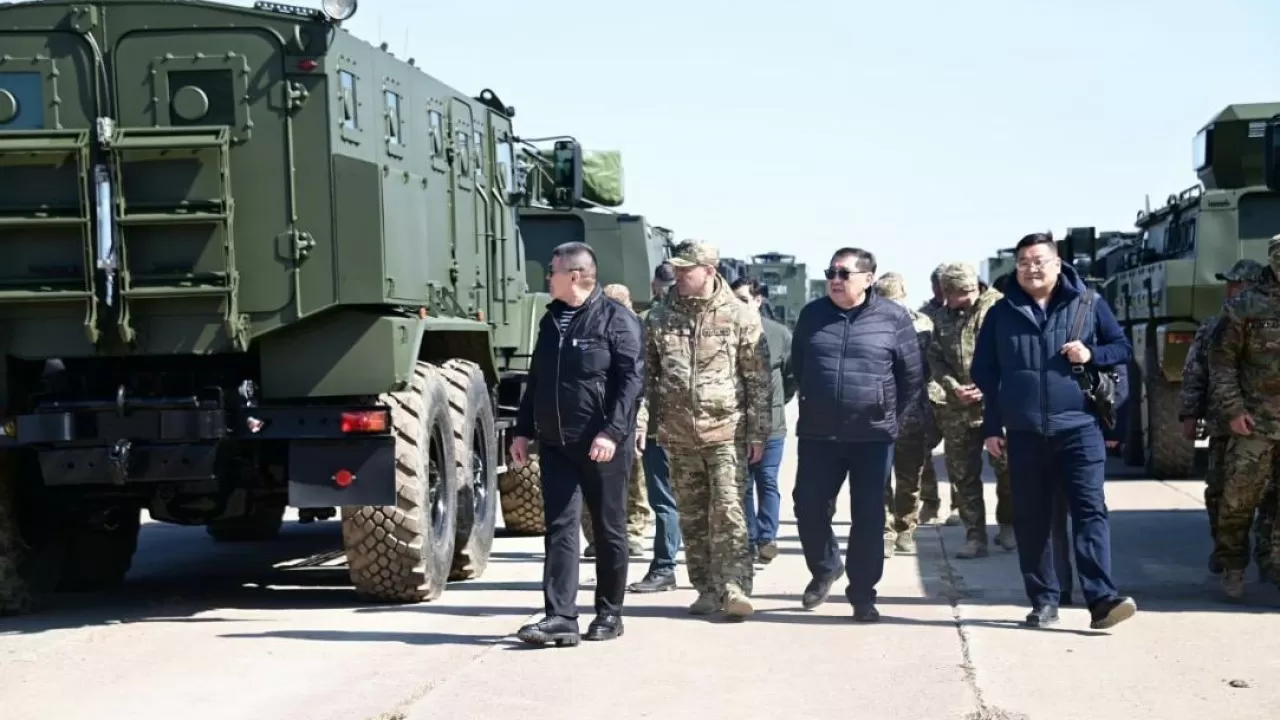 Депутаттар әскери парадқа дайындық барысымен танысты