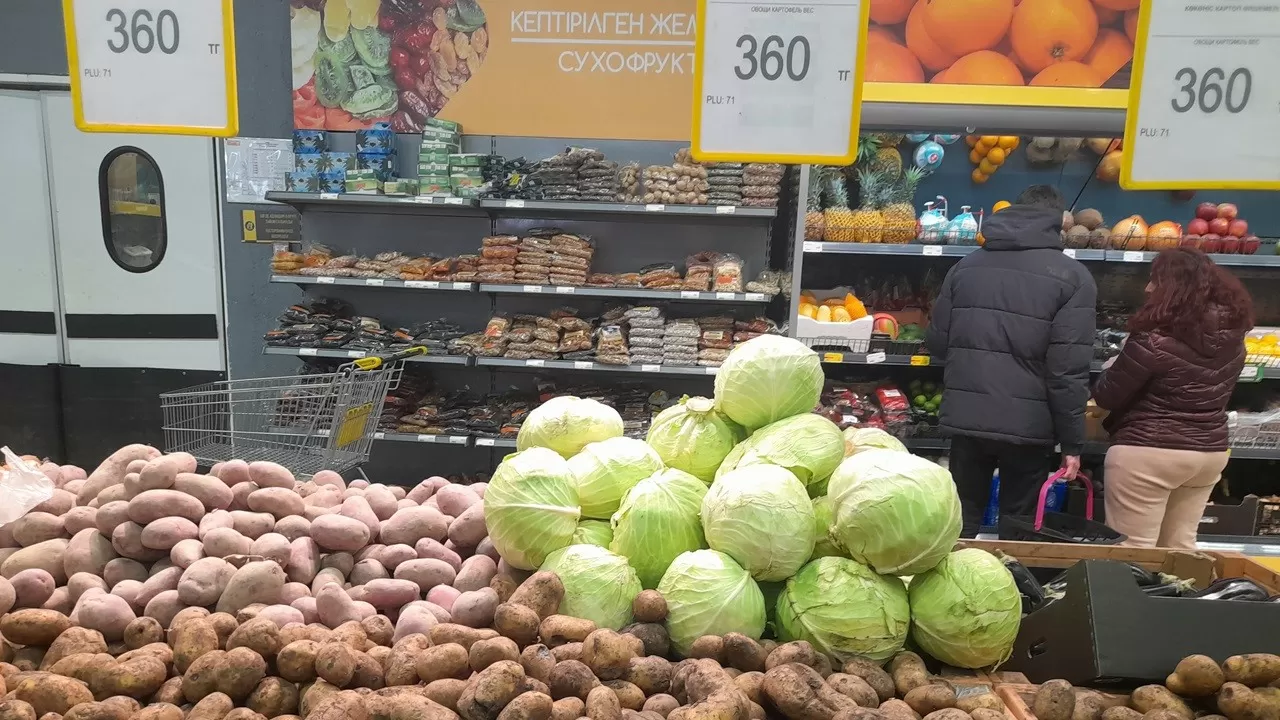 В Актобе меняют ценники на социальную корзину