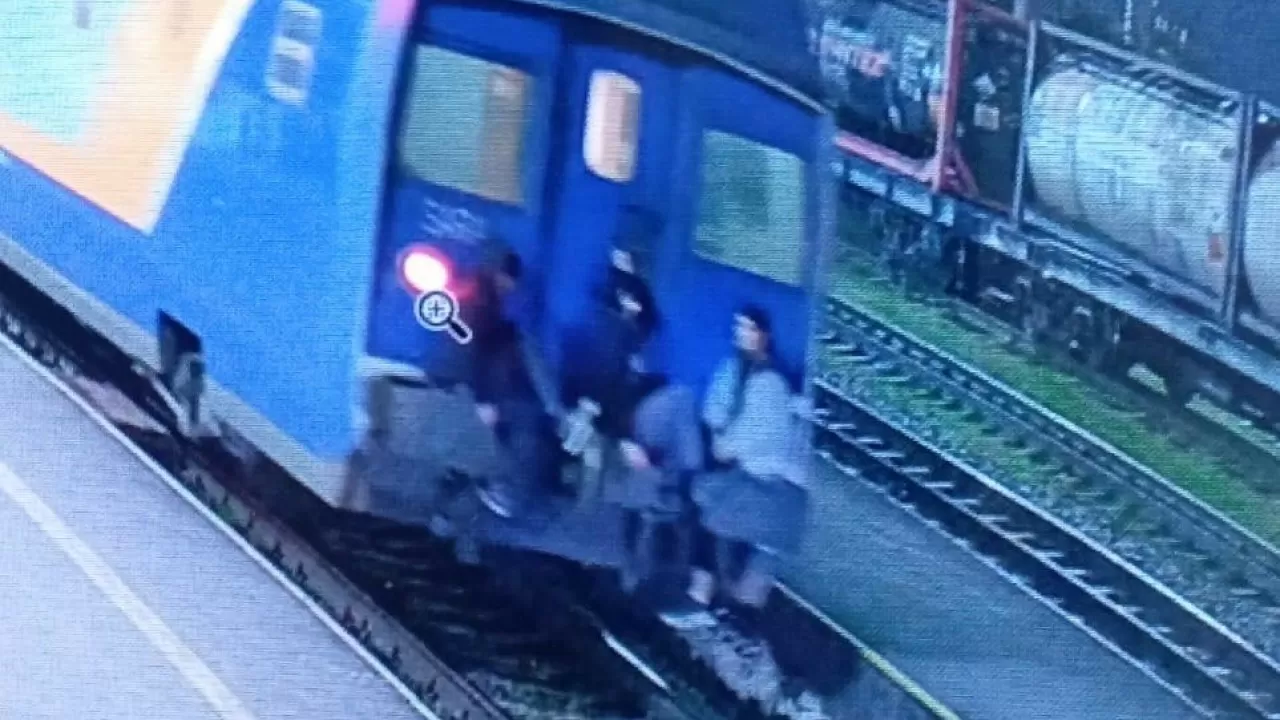 Жасөспірімдер мас күйінде пойыз вагонына жармаспақ болды