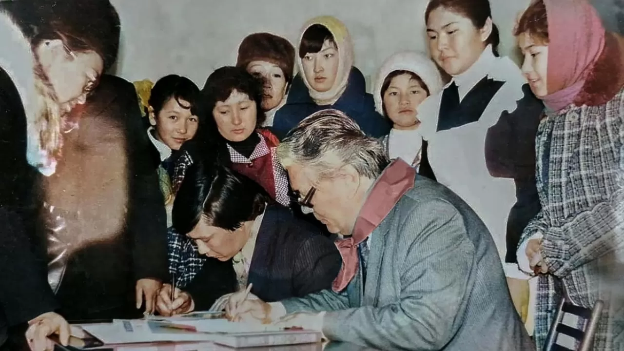 Жазушы, майдангер Кемел Тоқаевтың сирек кездесетін архивтік суреті жарияланды