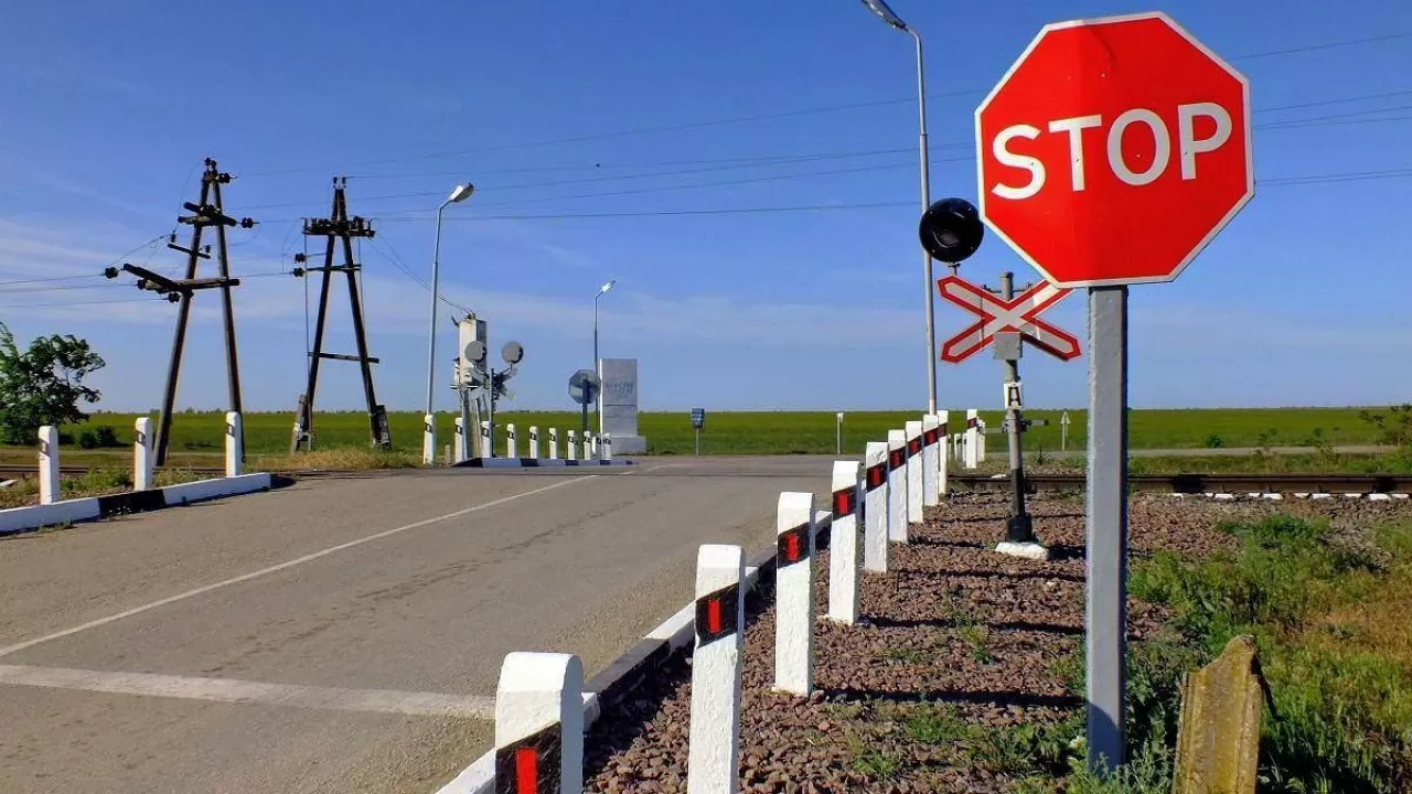Иномарка столкнулась с грузовым поездом в Жетысуской области