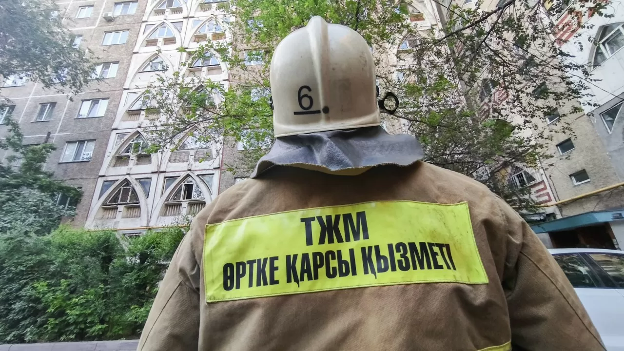Пожарные и полицейские в Алматы спасли от смерти пенсионера