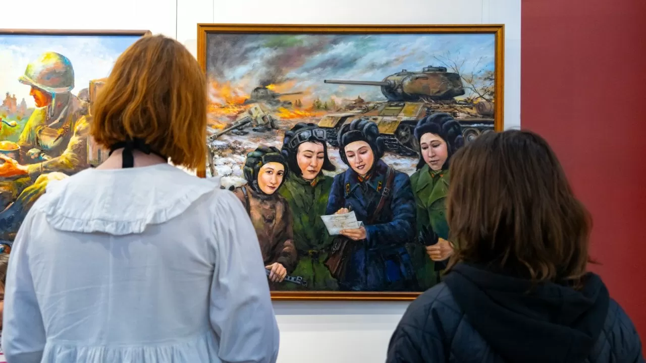 В Алматы открылась выставка картин, посвященная Великой Отечественной войне. 