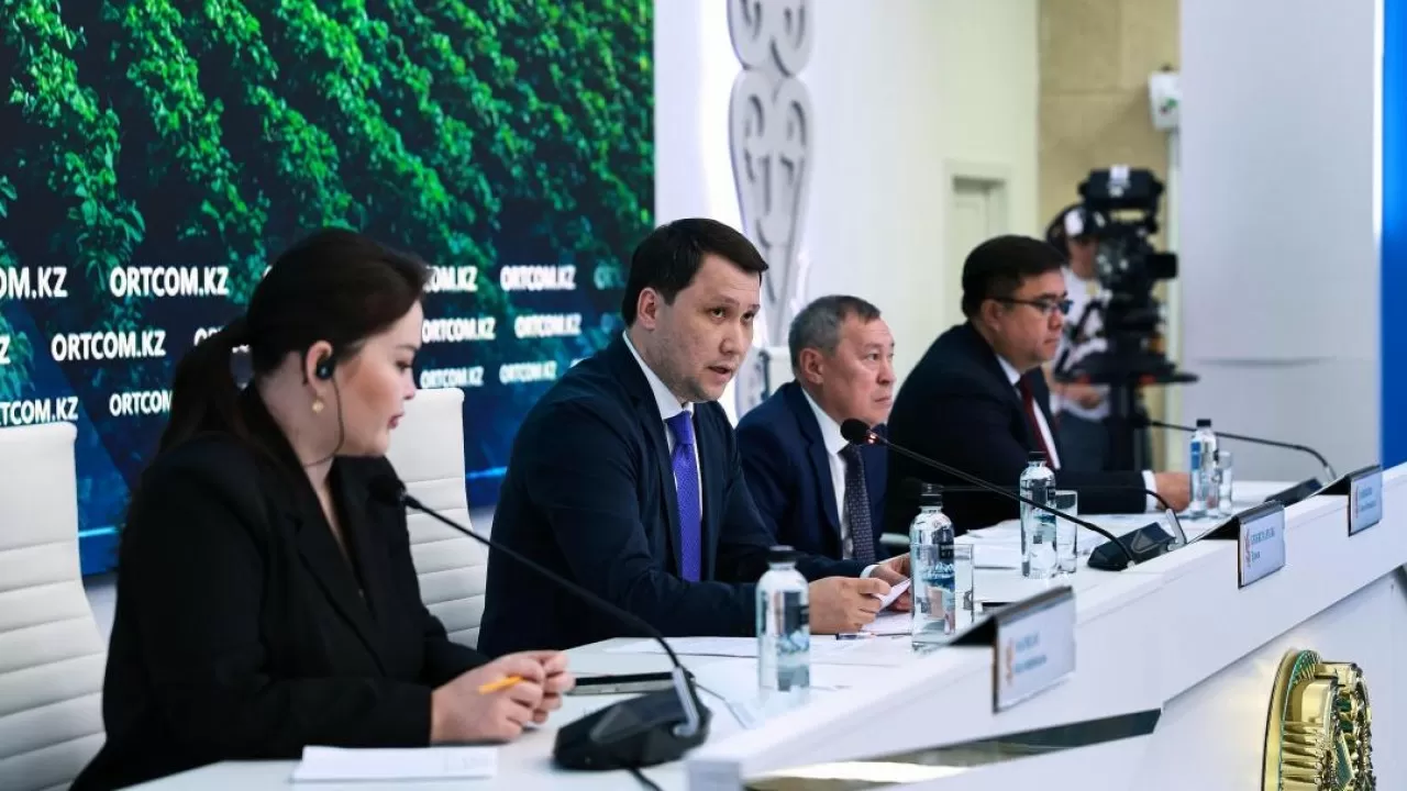 Огромные площади полей и пастбищ обработали от саранчи в регионах РК 