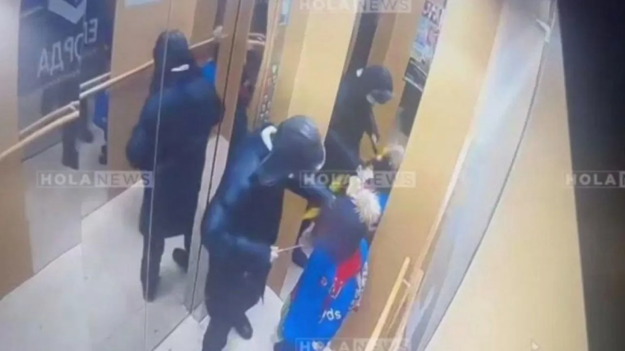 Астанада лифтте пышақ жарақатын алған 5 жасар баланың анасы көпшіліктен көмек сұрады