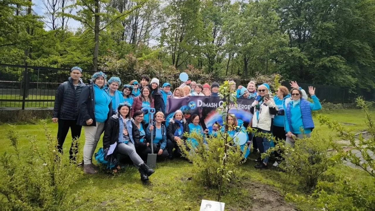 Димаш Құдайбергеннің шетелдік жанкүйерлері әншіге арнап ерекше сый жасады
