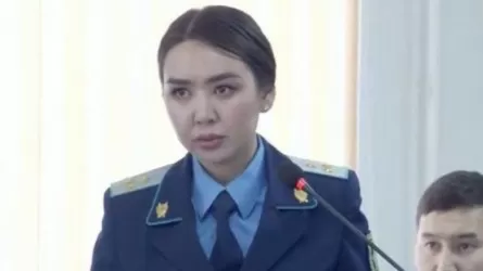«Артынан сөйлеп, айтып отыр»: Шерзат ісіндегі прокурор судьядан күдіктілерге ескерту жасауын сұрады 