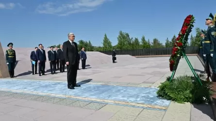 Токаев почтил память жертв политических репрессий и голода