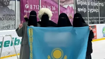Көк туды қорлап, суретке түскен: Жас қыздардың аналары жазаланды 