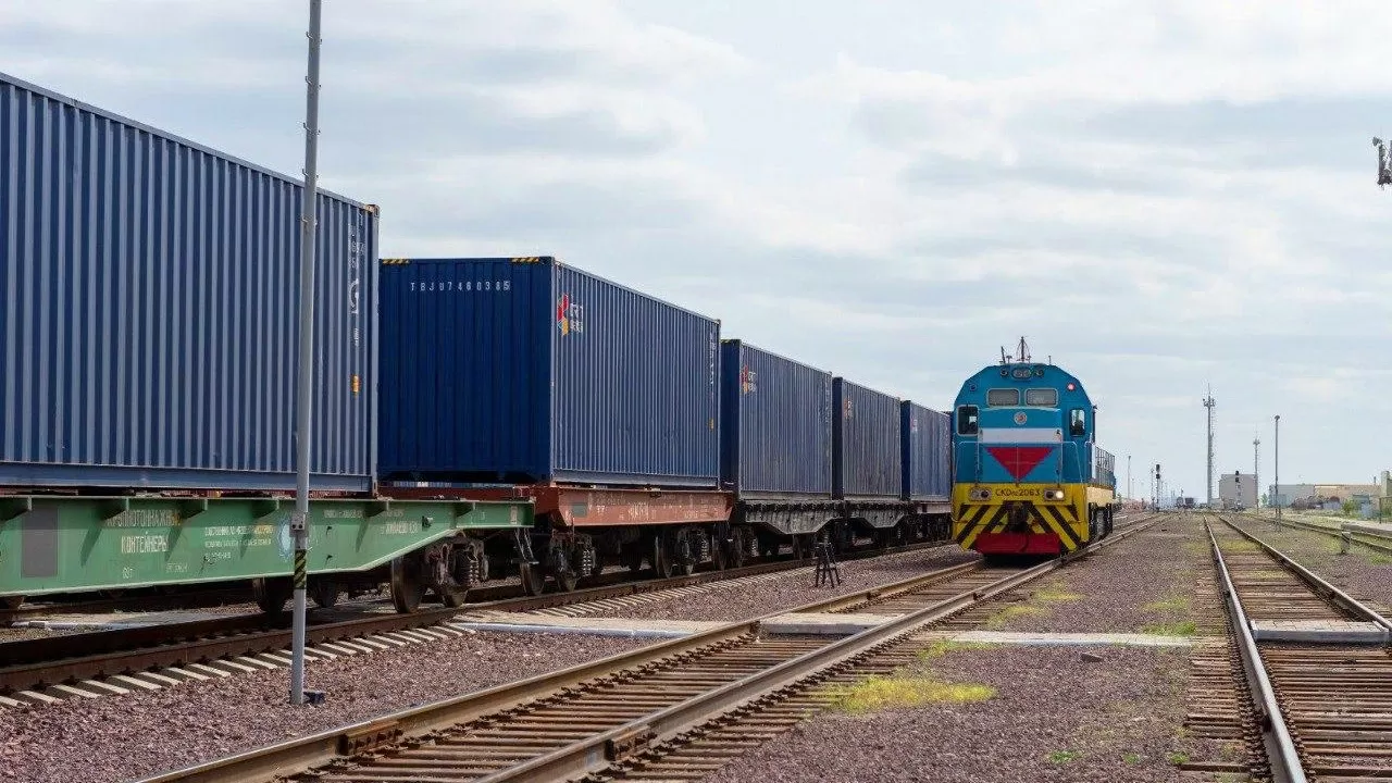 Более 100 млн тонн грузов перевезено с начала года железнодорожным транспортом Казахстана 