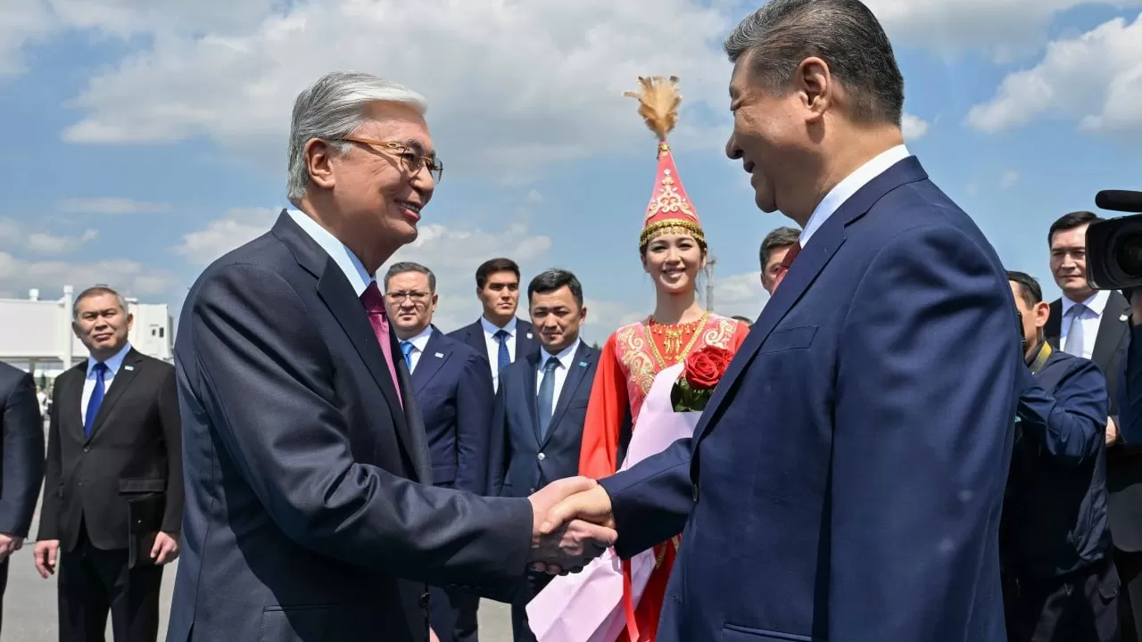 Си Цзиньпин Қазақстанға келді