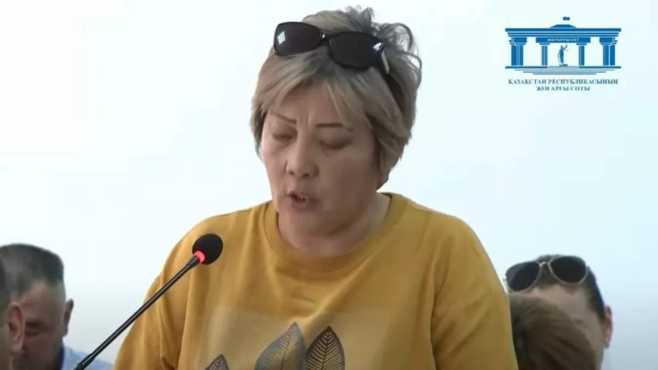 "Бүркіт ем аспанда ұшқан, түстім торға": Шерзат сотында сотталушы анасына өлең арнады