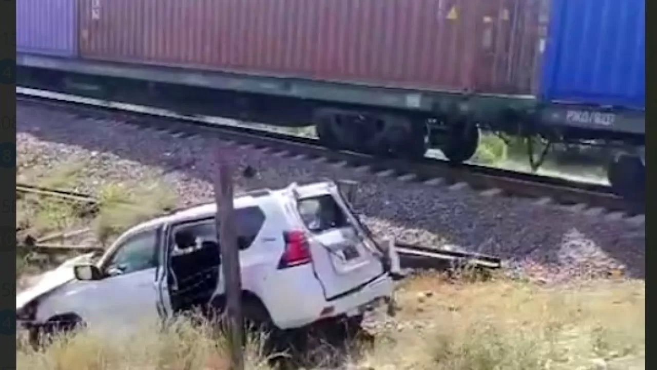 Алматыда автокөлік пойызбен соқтығысты