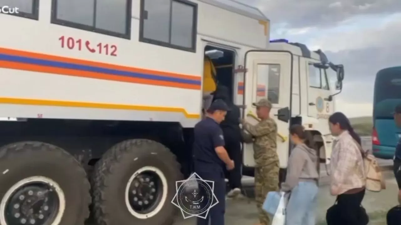 Құтқарушылар жанып жатқан автобустан 34 жолаушыны алып шықты