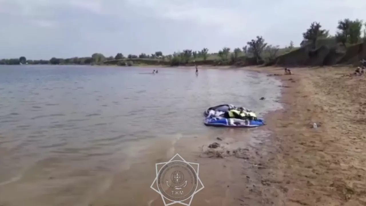 Семью с детьми на отдыхе в Казахстане унесло на лодке 