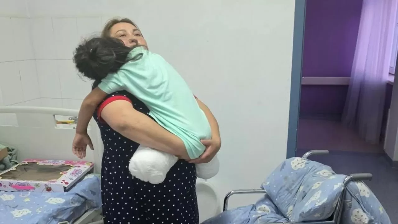 Автопарк екі аяғынан айрылған 8 жасар қызға өмір бойы ақша төлеп тұрады