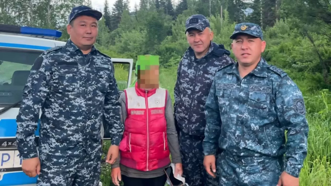 Полицейлер мен құтқарушылар орманда адасқан зейнеткерді іздеп тапты