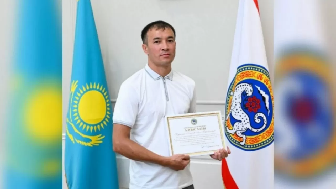 Алматыда 4-қабатқа өрмелеп шығып, өртті сөндірген ер адам марапатталды
