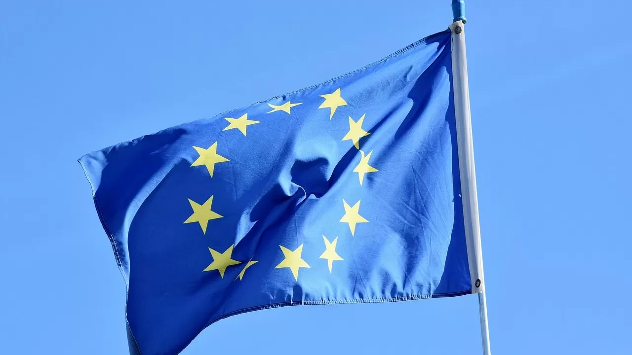 Евросоюз сохраняет нефтяное эмбарго и SWIFT против России 