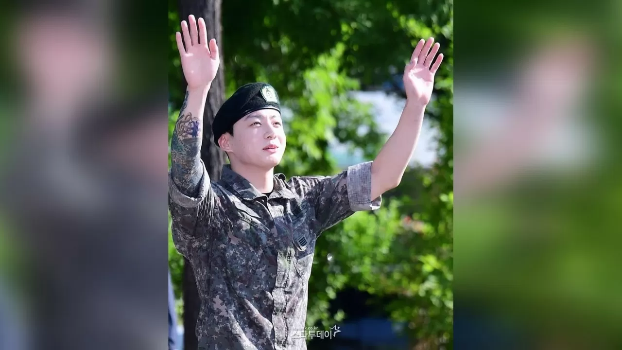 Чонгук из BTS вернулся из армии, и фанатка сразу попыталась взломать его дверь