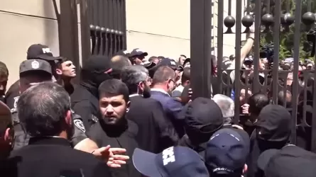 Силовики покидают территорию Армянской церкви после попытки задержать архиепископа