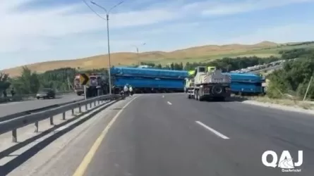 «Тараз – Шымкент» жолын жауып қалған 124 тонналық ауыр жүк көлігі алынып тасталды 