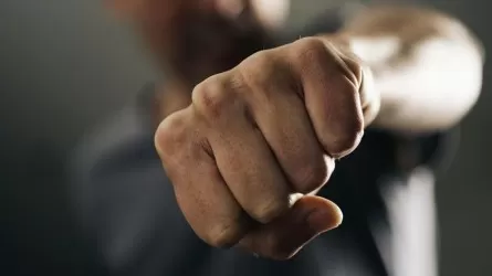 Жестоко избившего девушку в Атырау доставили в полицию