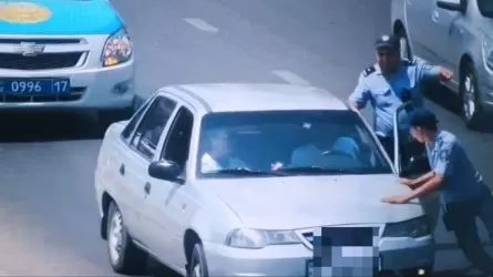 Нарушитель наехал на полицейского в Шымкенте