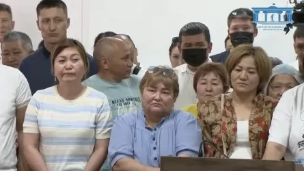 «Әйнекті шағып жібере жаздады»: Шерзат сотында үкім оқылған соң, сотталушылар шу шығарды