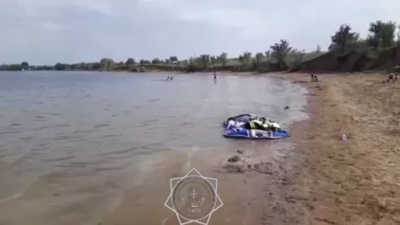 Семью с детьми на отдыхе в Казахстане унесло на лодке 