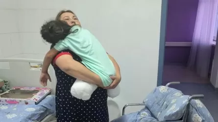 Автопарк екі аяғынан айрылған 8 жасар қызға өмір бойы ақша төлеп тұрады