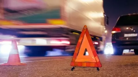 Алматы облысында көлік аялдамаға соғылып, 2 адам қаза тапты