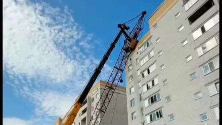 Стрелу крана сняли с крыши дома в Павлодарской области