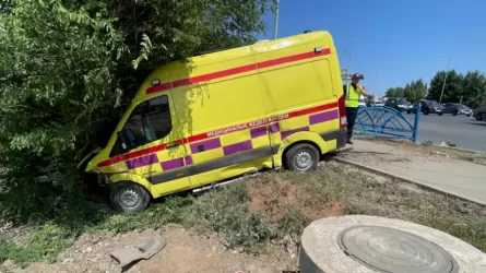 Оралда жедел жәрдем жеңіл көлікпен соқтығысып, 4 адам жарақат алды