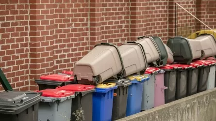 По завышенному тарифу платили за мусор жители целого города в Казахстане