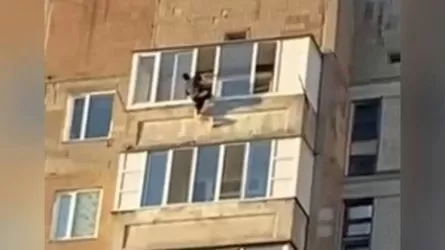 Полицейлер өз-өзіне қол жұмсамақ болған ер адамды құтқарып қалды