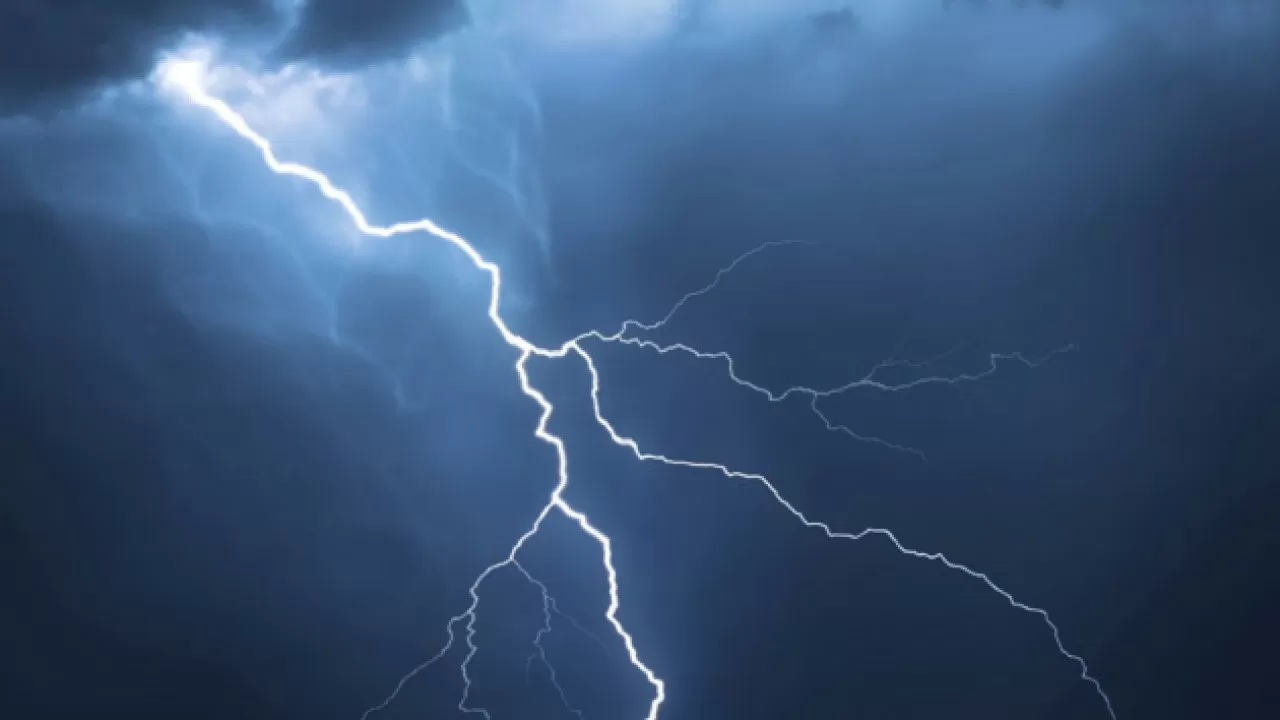Үндістанда найзағай жарқылы 33 адамның өмірін жалмады