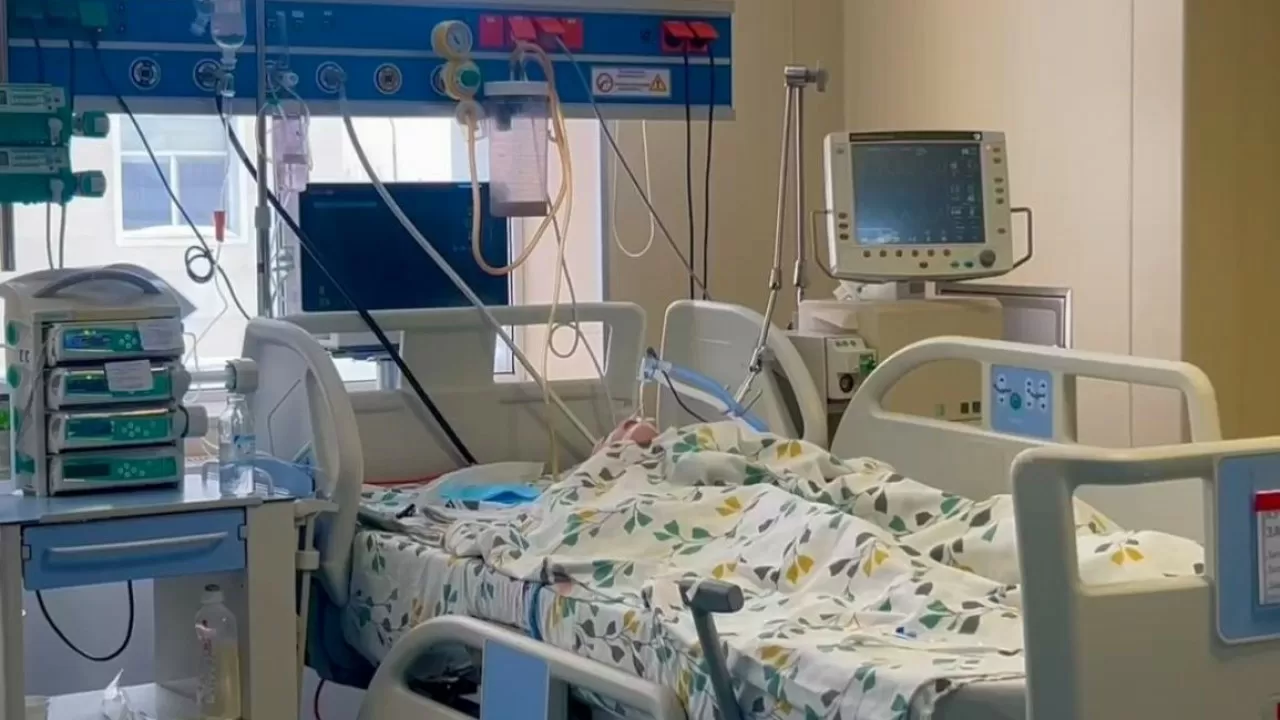 4 бала терезеден құлап, екеуі қаза тапты: елордалық дәрігерлер тағы да үндеу жасады