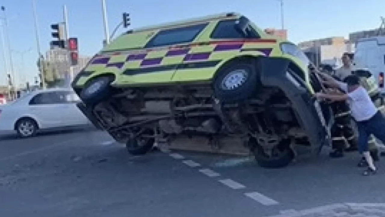 Астананың қақ ортасында жедел жәрдем көлігі аударылды