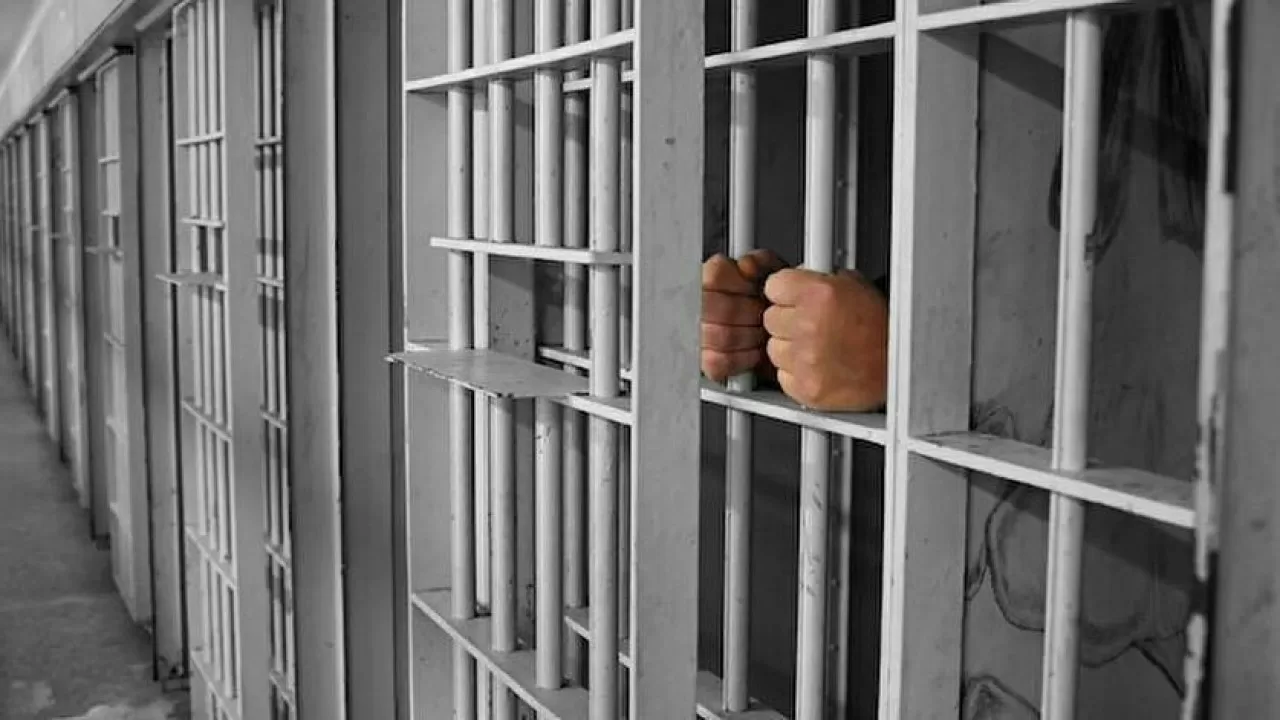 Оралда 25 жыл бұрын екі адамды өлтіргендер сотталды