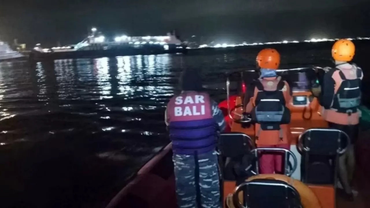 Бали жағалауында адамдар мінген паром суға батып кетті 