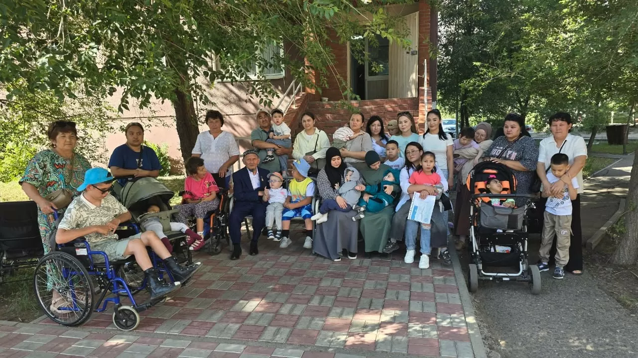 Павлодардағы қарттар үйінде тұратын ақсақал тірнектеп жинаған ақшасын "ерекше" балаларға үлестіріп берді