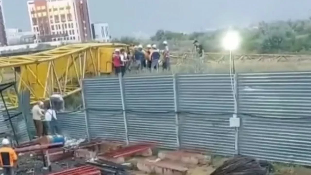 Астанада жаңадан салынып жатқан тұрғын үйде кран құлап, жұмысшы қаза тапты