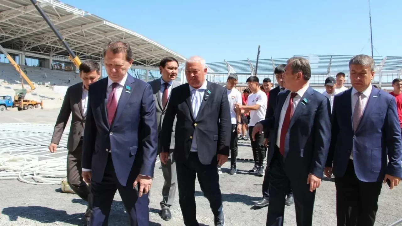 Депутаттар Қызылордада UEFA стандартына сай салынып жатқан стадион құрылысымен танысты