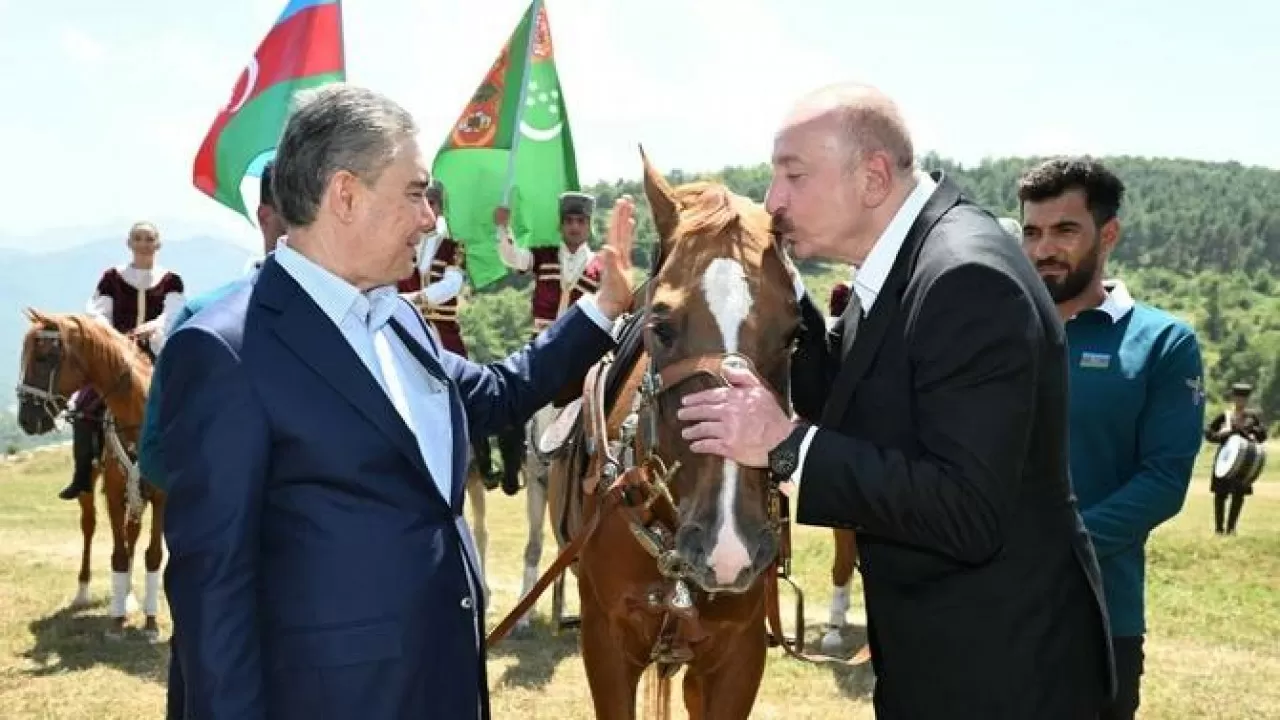 Әзірбайжан президенті Гурбангулы Бердімұхамедовке керемет сый жасады