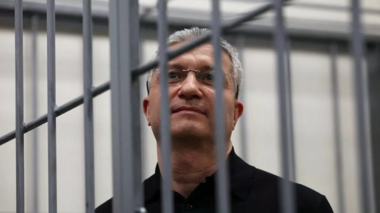 Экс-замминистра обороны РФ приговорили к 13 годам колонии