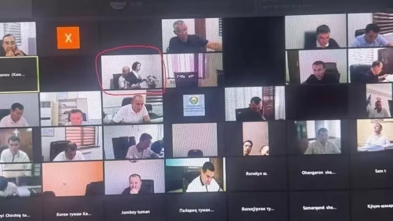 Шенеунік жиналыс кезінде әріптесін тізесіне алып, құшақтап отырған